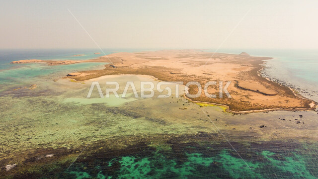 صورة جمالية من أعلى لجبل و جزيرة كدمبل على البحر الأحمر ، أحد أجمل المناطق السياحية في المملكة ، الطبيعة في المملكة العربية السعودية