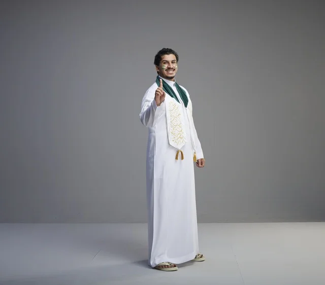 شاب سعودي بملابس الاحتفالات الوطنية الرسمية