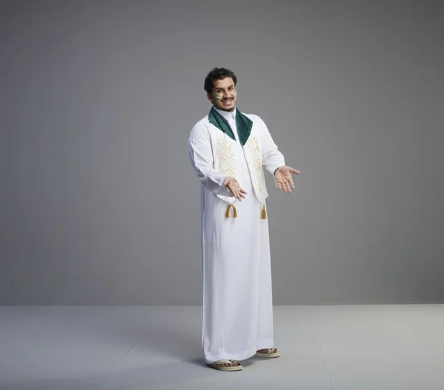 شاب سعودي بملابس اليوم الوطني السعودي في الاستوديو