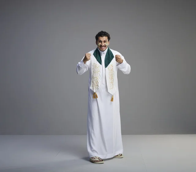شاب سعودي يحتفل باليوم الوطني السعودي في استوديو