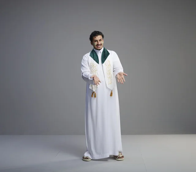 شاب سعودي بملابس احتفالية لليوم الوطني