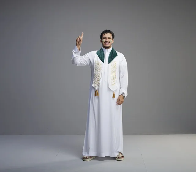 شاب سعودي بملابس اليوم الوطني السعودي في استوديو