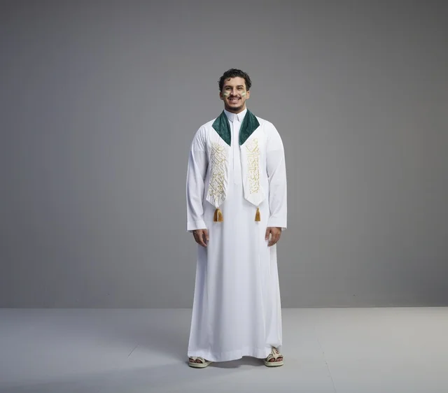 شاب سعودي بملابس الاحتفالات الوطنية في الاستوديو