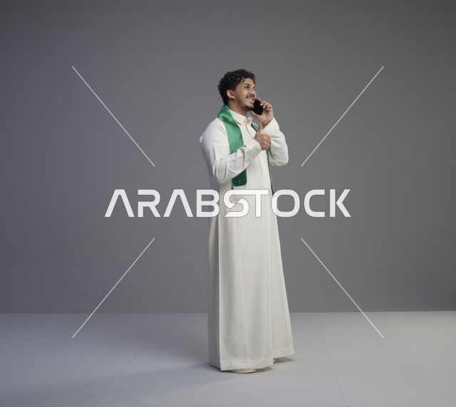 شاب سعودي يتحدث بالهاتف الذكي مع علامة الإعجاب في الاستوديو