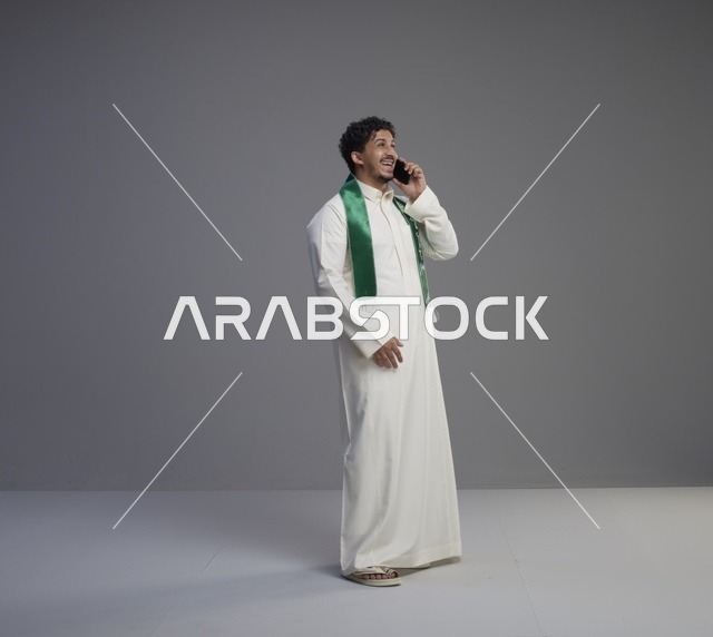 شاب سعودي يتحدث بالهاتف الذكي في استوديو