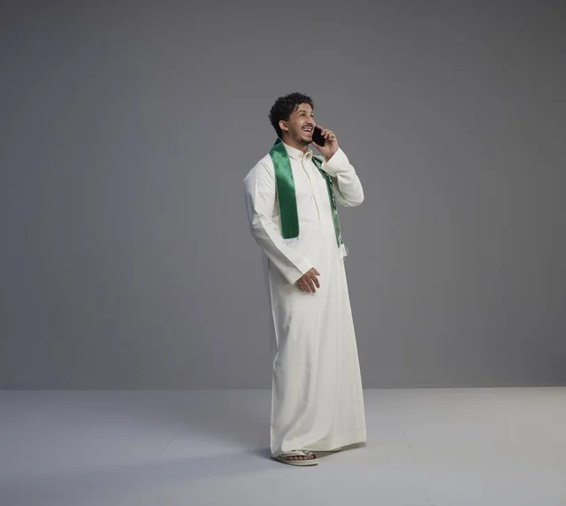شاب سعودي يتحدث بالهاتف الذكي في استوديو