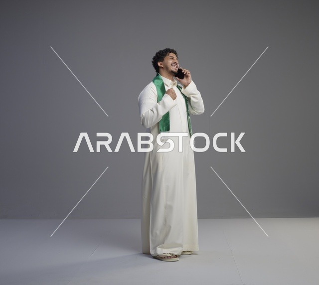 شاب سعودي بالثوب يتحدث عبر الهاتف في الاستوديو