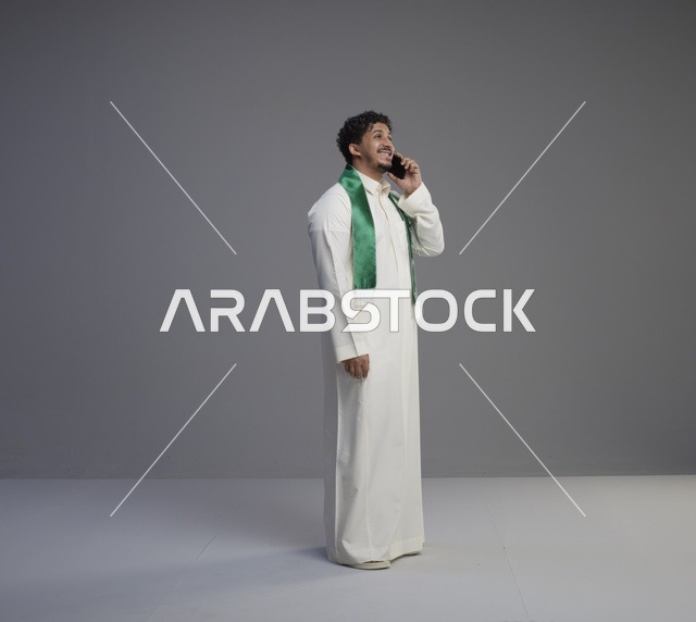 شاب سعودي بالثوب يتحدث عبر الهاتف في الاستوديو