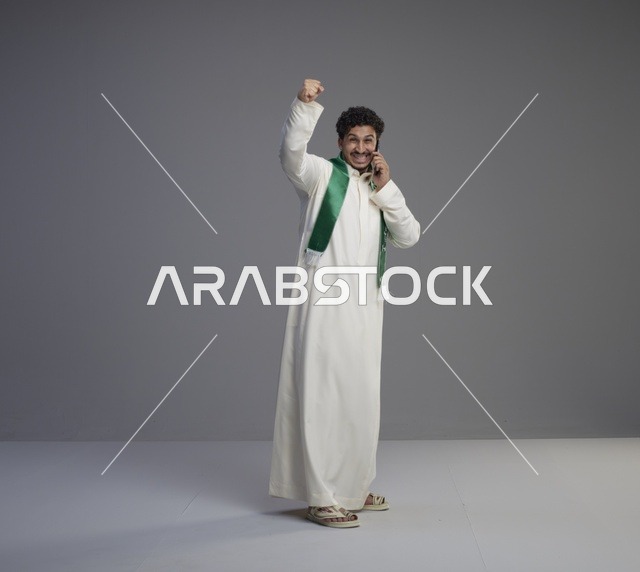 شاب سعودي يحتفل باليوم الوطني عبر الهاتف الذكي