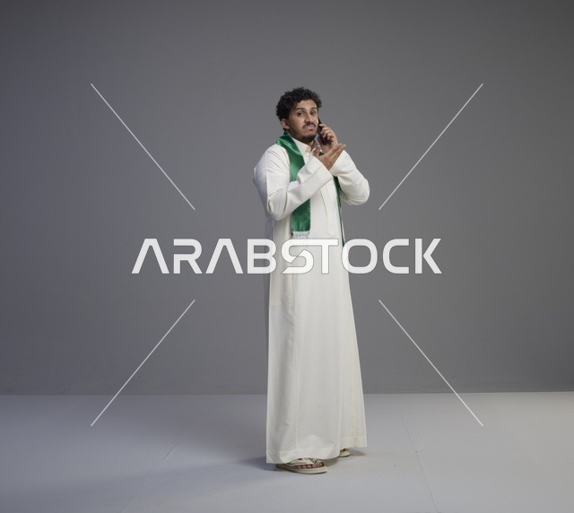 شاب سعودي بالثوب التقليدي يتحدث عبر الجوال