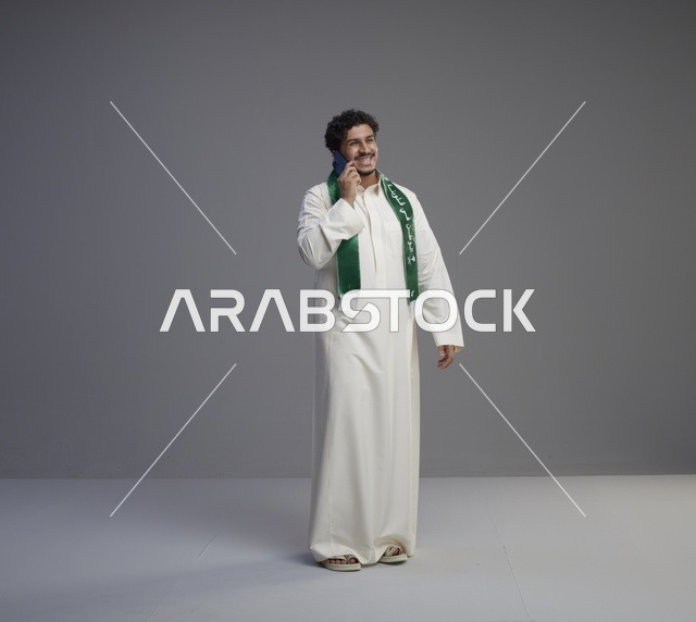 شاب سعودي يتحدث عبر الهاتف بالزي التقليدي