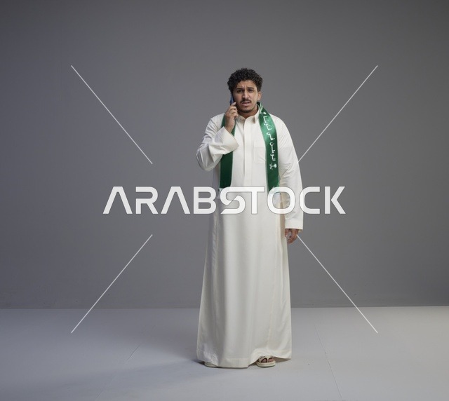 شاب سعودي يتحدث عبر الهاتف الذكي