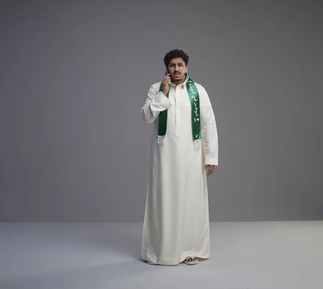 شاب سعودي يتحدث عبر الهاتف الذكي