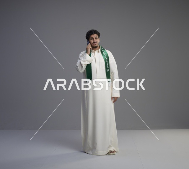 شاب سعودي بالثوب يتحدث عبر الهاتف في الاستوديو