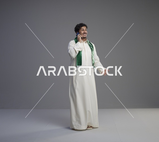شاب سعودي يتحدث بالهاتف الذكي في الاستوديو