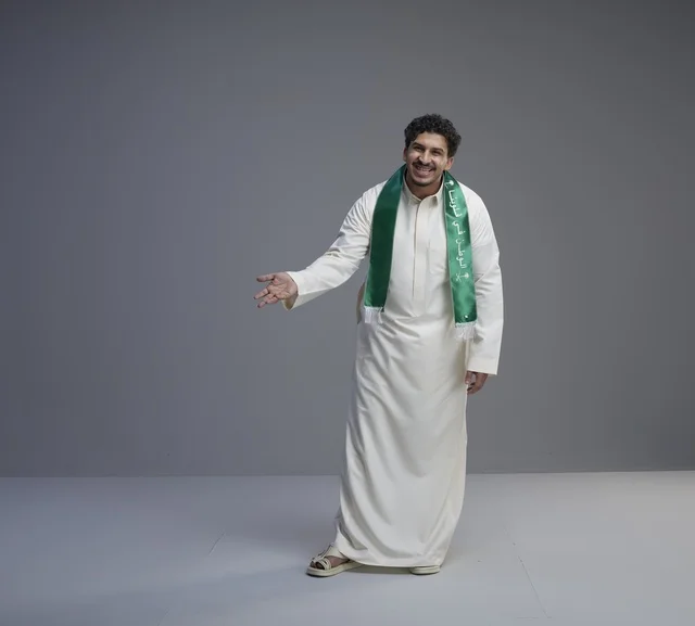 شاب سعودي يرتدي الوشاح الوطني في الاستوديو