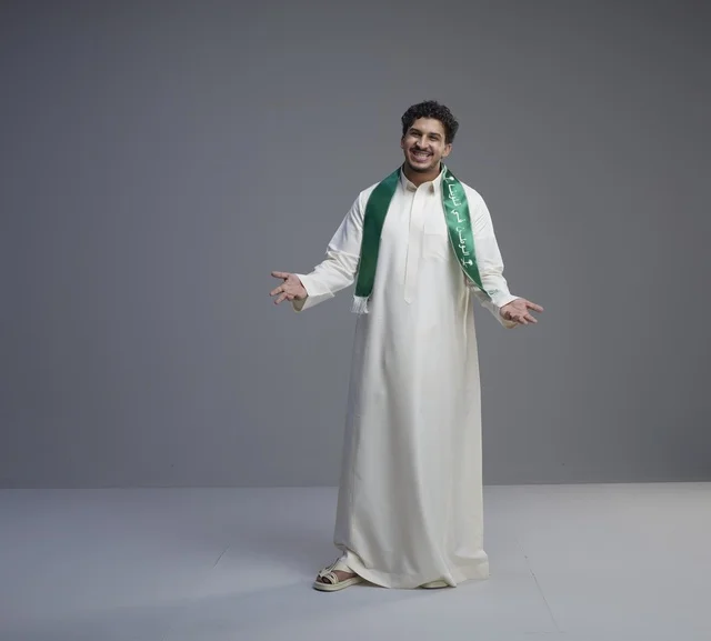 شاب سعودي بالثوب والوشاح الوطني السعودي