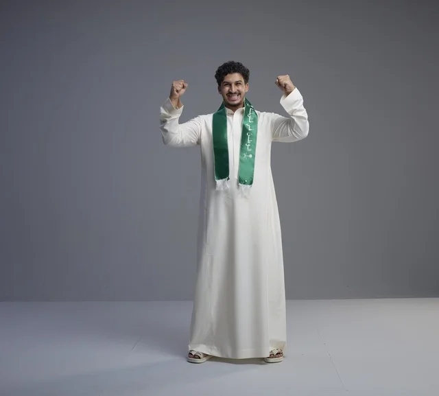 شاب سعودي بالثوب والوشاح يحتفل باليوم الوطني