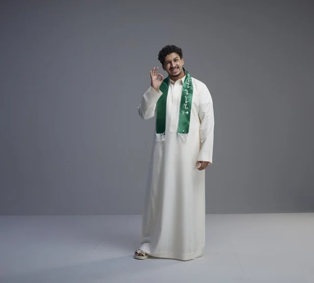 شاب سعودي بالوشاح الوطني في استوديو