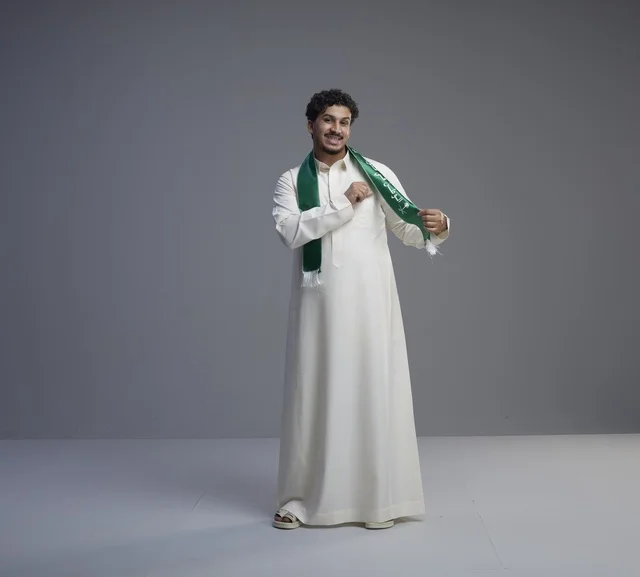 شاب سعودي بالوشاح الأخضر في استوديو