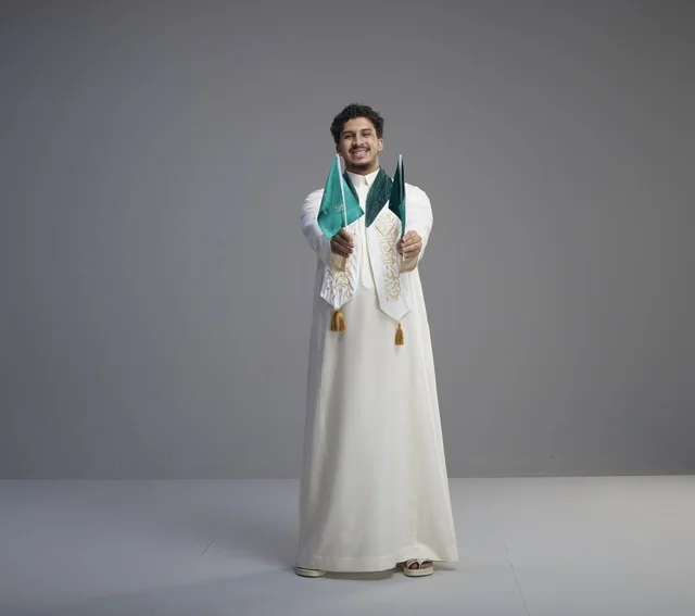خريج سعودي يحمل العلم الوطني في الاستوديو خريج سعودي يحمل العلم الوطني في الاستوديو