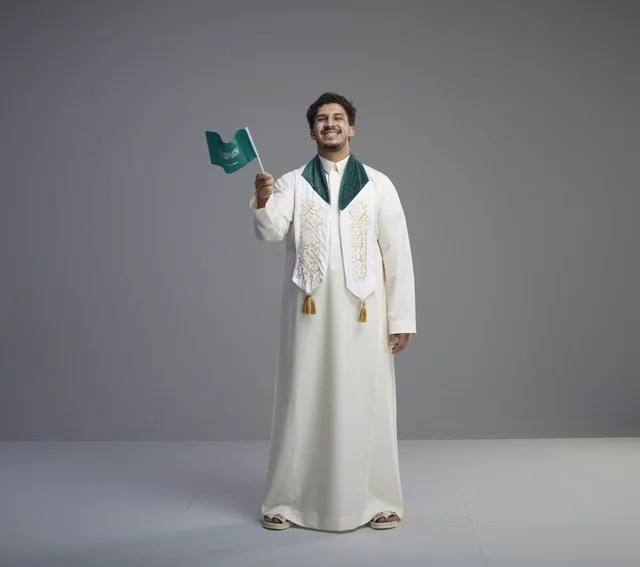 خريج سعودي يحمل العلم الوطني في الاستوديو خريج سعودي يحمل العلم الوطني في الاستوديو