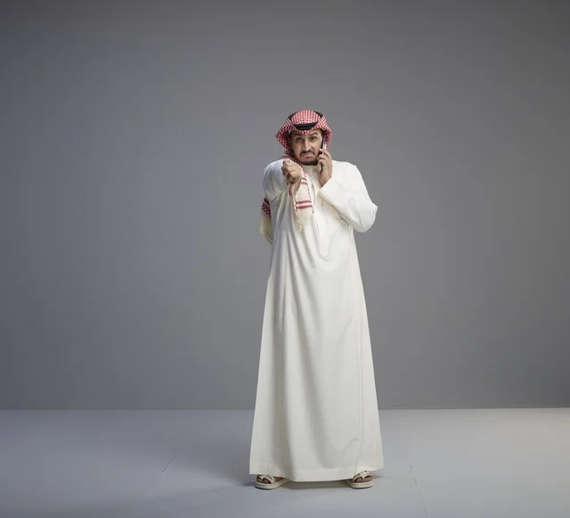 رجل سعودي يتحدث بالجوال بالزي التقليدي السعودي