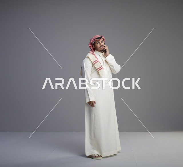 رجل سعودي يتحدث بالهاتف الذكي في الاستوديو