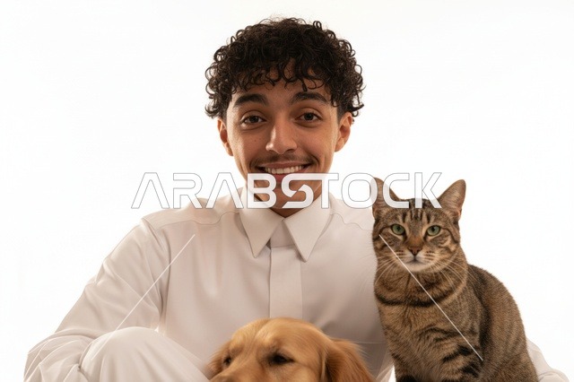 رجل سعودي بالثوب الأبيض مع قطة وكلب