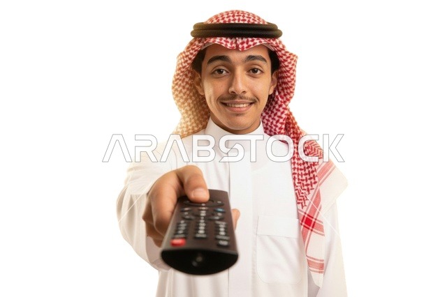 رجل سعودي يحمل جهاز تحكم التلفاز خلفية بيضاء
