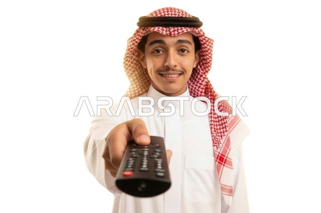 شاب سعودي يمسك جهاز تحكم التلفاز بخلفية بيضاء