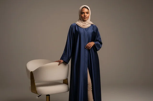 امرأة سعودية بعباءة كحلية في استوديو تصوير