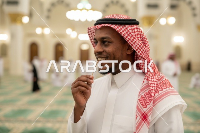 رجل سعودي يستخدم المسواك في المسجد بالزي التقليدي