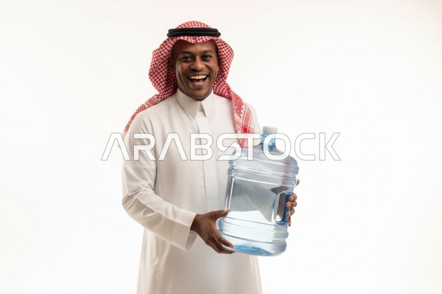 رجل سعودي يحمل عبوة مياه كبيرة بخلفية بيضاء