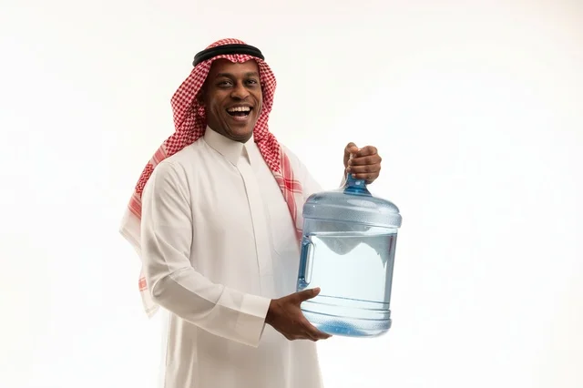 رجل سعودي يحمل عبوة مياه كبيرة بخلفية بيضاء