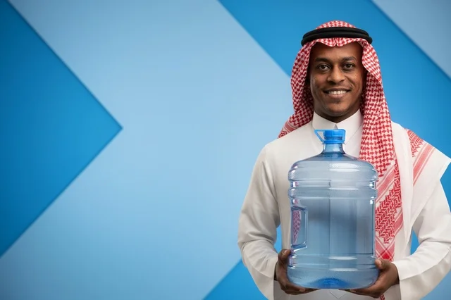 رجل سعودي يحمل جالون مياه كبير