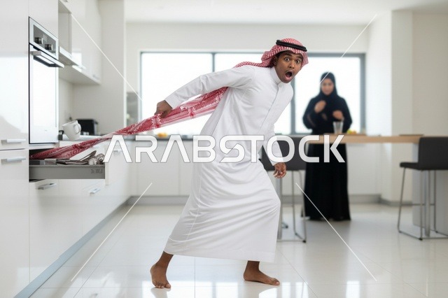 رجل سعودي مصدوم بعد اشتباك شماغه في درج المطبخ