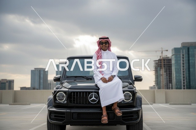 رجل سعودي مع سيارة فاخرة وأفق المدينة
