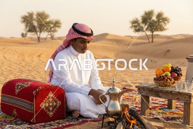 رجل سعودي عند موقد نار في الصحراء مع قهوة عربية