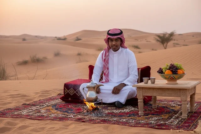 رجل سعودي مع القهوة العربية في الصحراء وقت الغروب