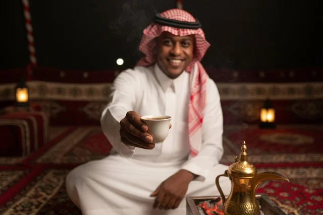 رجل سعودي يقدم القهوة العربية في مجلس تراثي