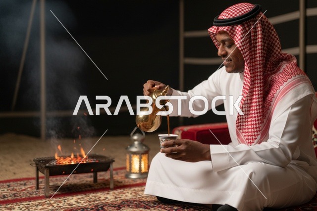 رجل سعودي يصب القهوة العربية في خيمة تراثية