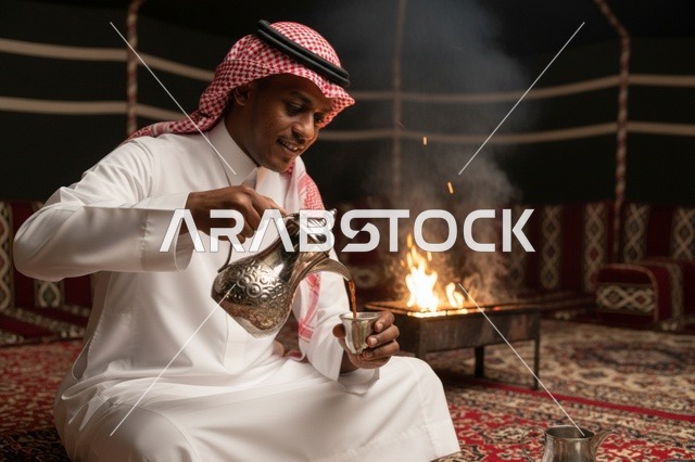 رجل سعودي يصب القهوة العربية في خيمة صحراوية