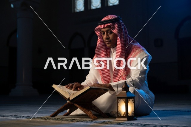 رجل سعودي يقرأ القرآن الكريم في المسجد
