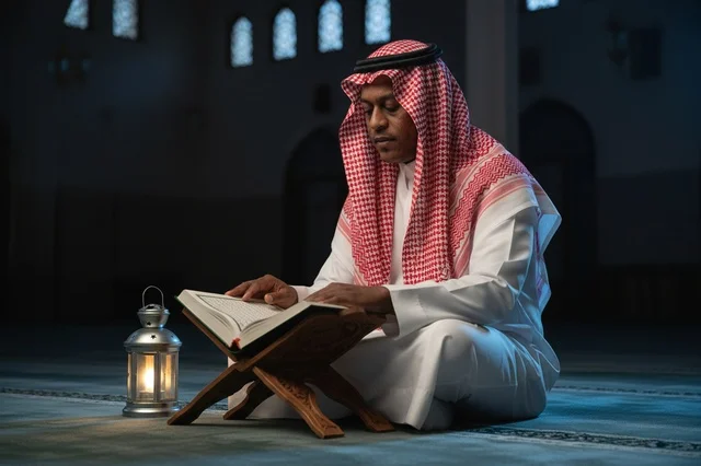 رجل سعودي يقرأ القرآن الكريم في المسجد