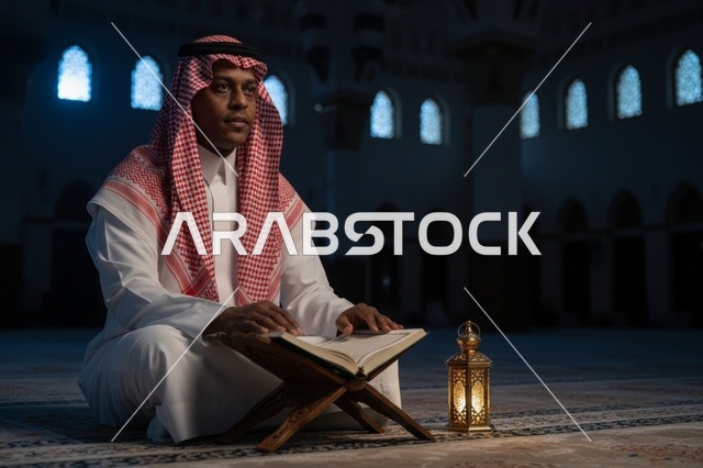 رجل سعودي يقرأ القرآن الكريم داخل المسجد
