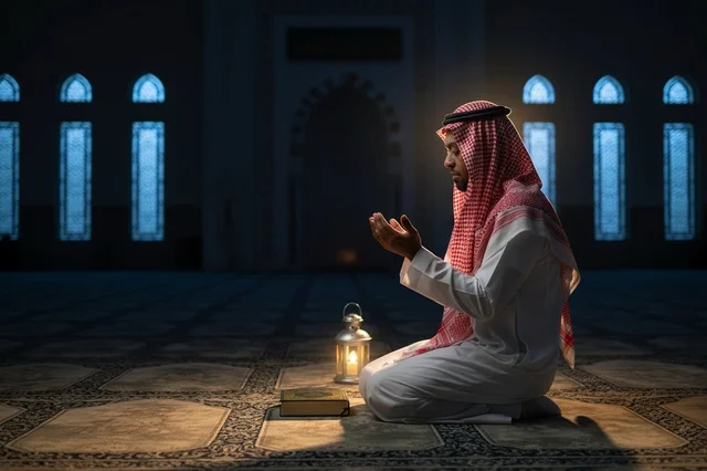 رجل سعودي يصلي في المسجد مع فانوس ومصحف
