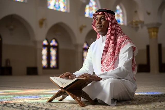 رجل سعودي يقرأ القرآن الكريم داخل قاعة صلاة بالمسجد رجل سعودي يقرأ القرآن الكريم داخل قاعة صلاة بالمسجد