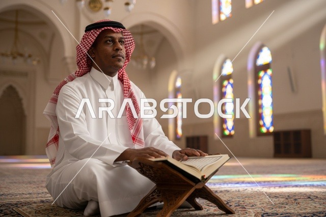 رجل سعودي يقرأ القرآن الكريم داخل المسجد