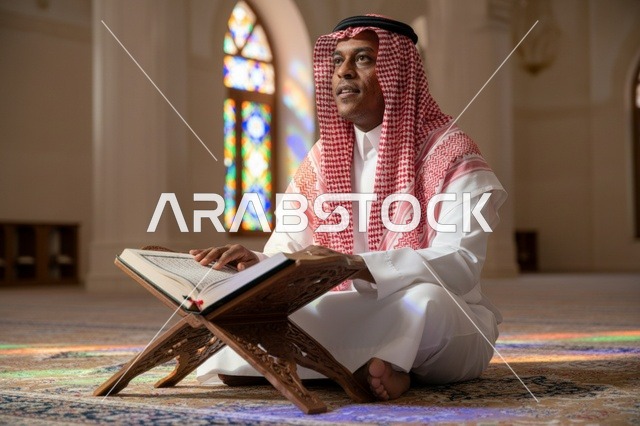رجل سعودي يقرأ القرآن الكريم داخل المسجد